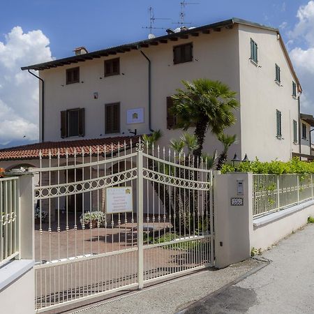 Flori'S Bed & Breakfast Viareggio Bagian luar foto
