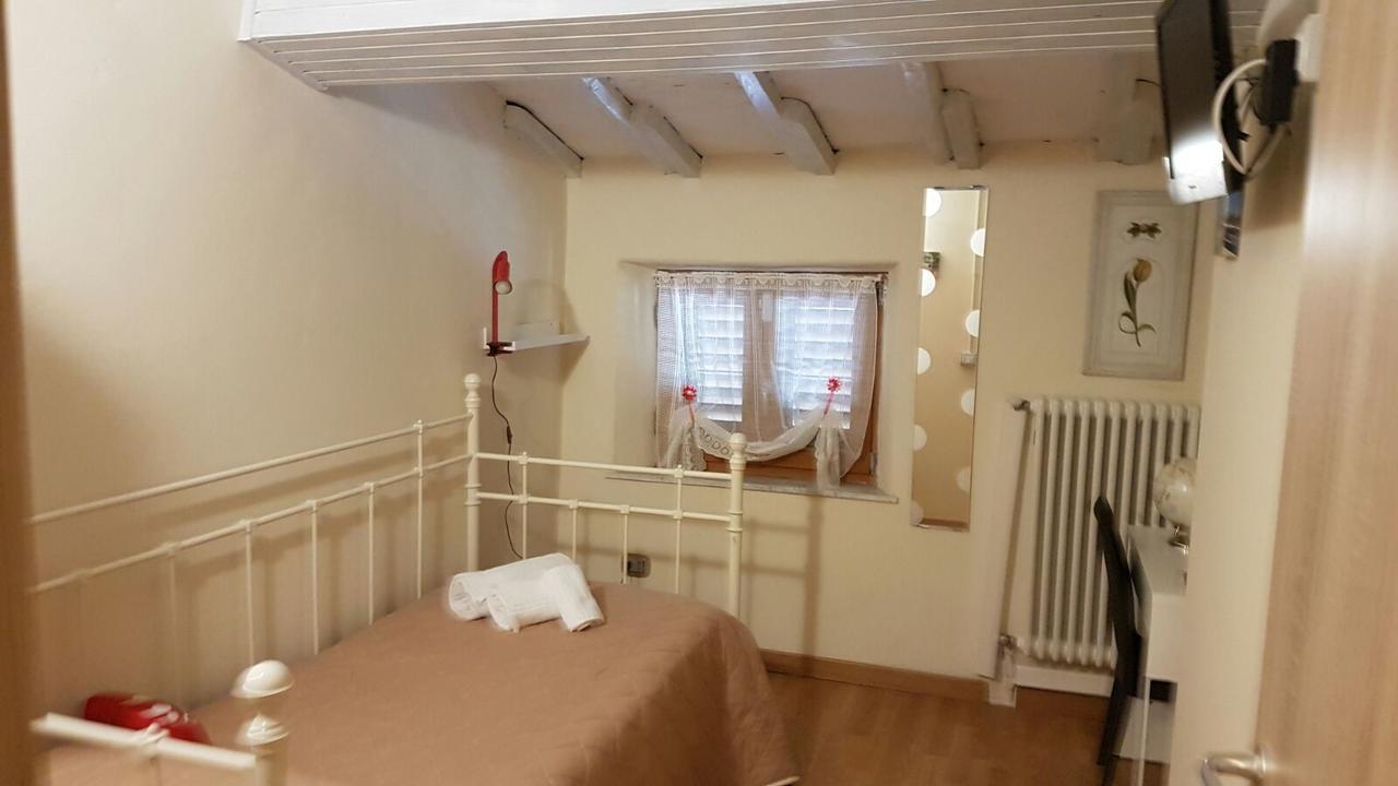 Flori'S Bed & Breakfast Viareggio Bagian luar foto