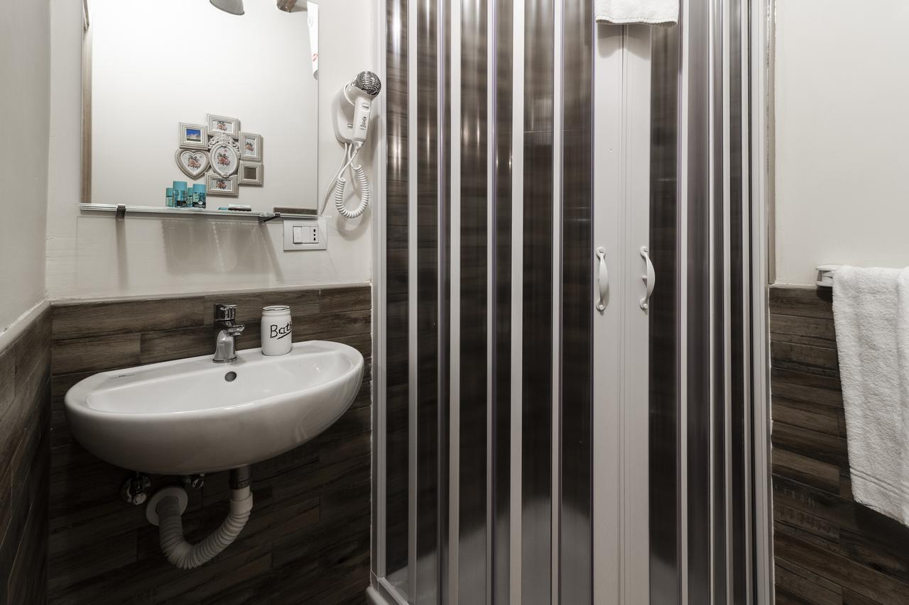 Flori'S Bed & Breakfast Viareggio Bagian luar foto
