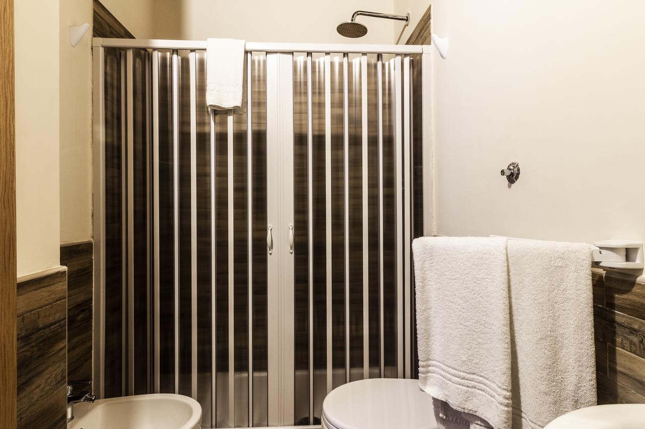 Flori'S Bed & Breakfast Viareggio Bagian luar foto