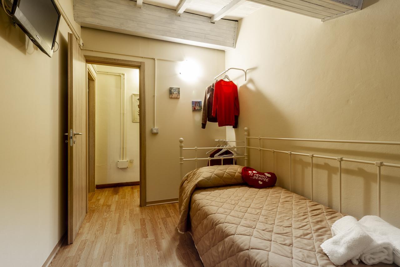 Flori'S Bed & Breakfast Viareggio Bagian luar foto