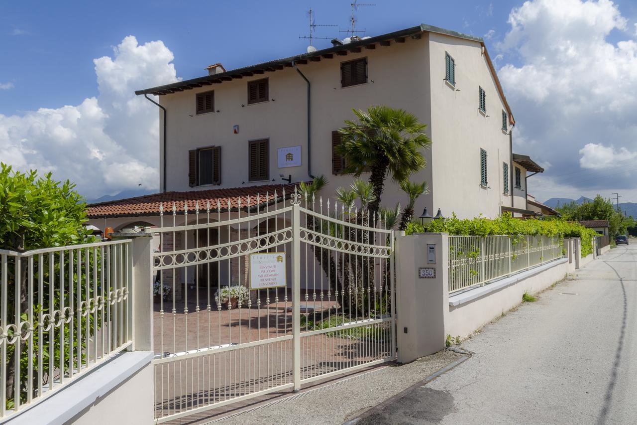 Flori'S Bed & Breakfast Viareggio Bagian luar foto