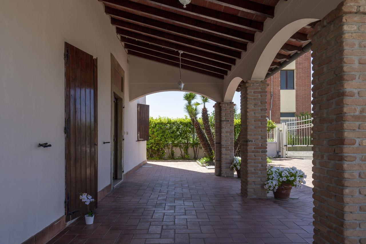 Flori'S Bed & Breakfast Viareggio Bagian luar foto