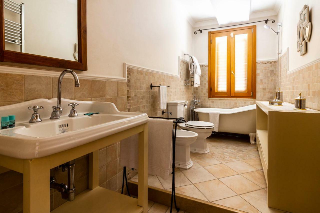 Flori'S Bed & Breakfast Viareggio Bagian luar foto