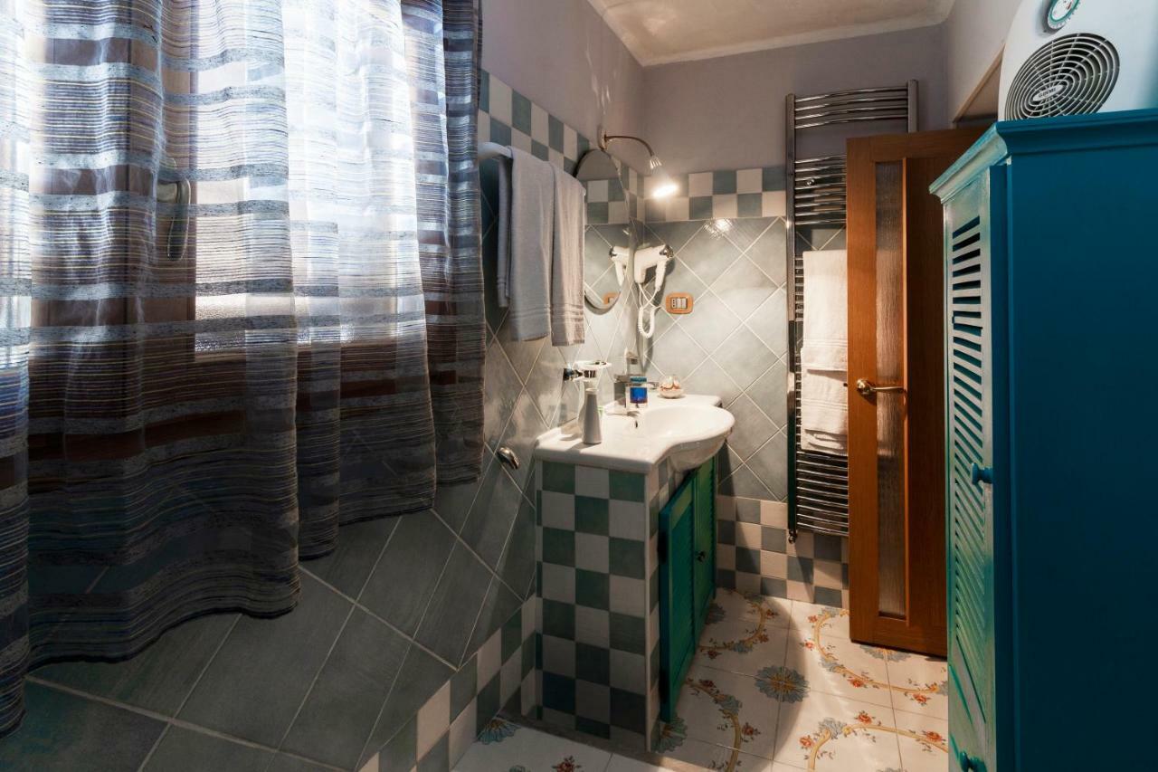 Flori'S Bed & Breakfast Viareggio Bagian luar foto